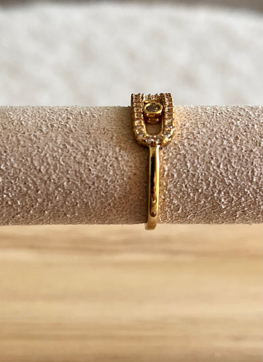 Bague dorée sertie de strass