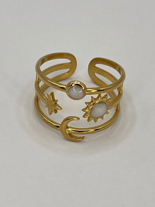 Découvrez la bague Soleil, Lune & Étoile avec pierre blanche : un bijou céleste élégant, symbolique et tendance pour illuminer votre style.