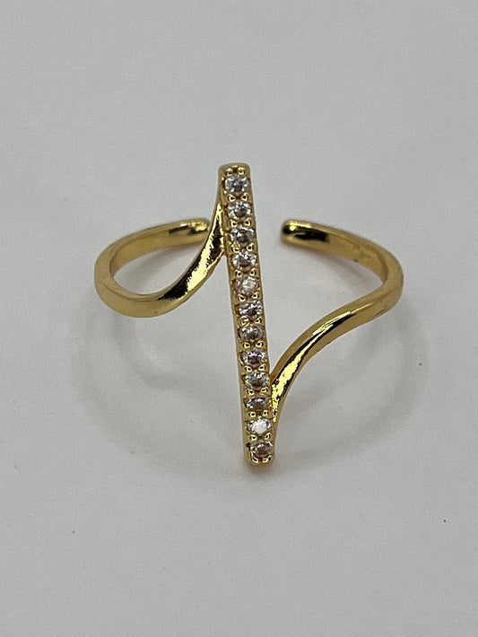 Bague Élégance Minimaliste Dorée & Zircons : Le Raffinement dans sa Plus Pure Expression doré