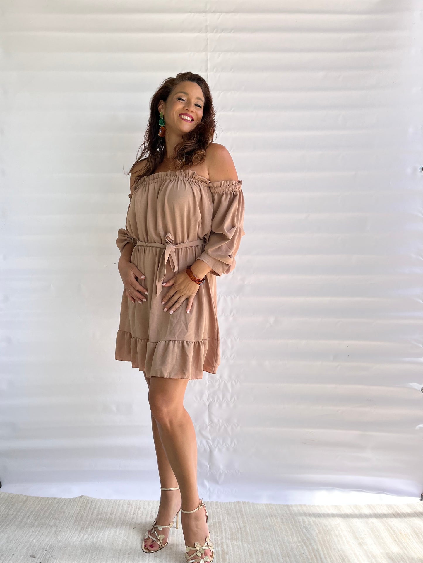 Robe épaules dénudées à volants et lien