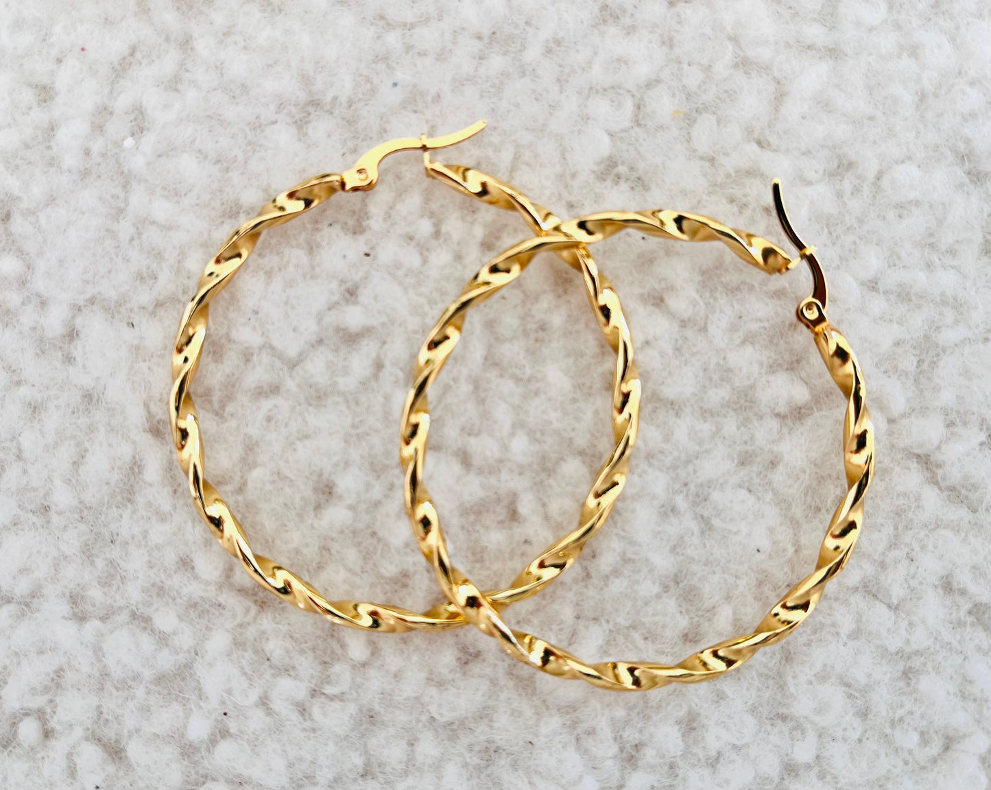 Boucle d’oreille torsadée