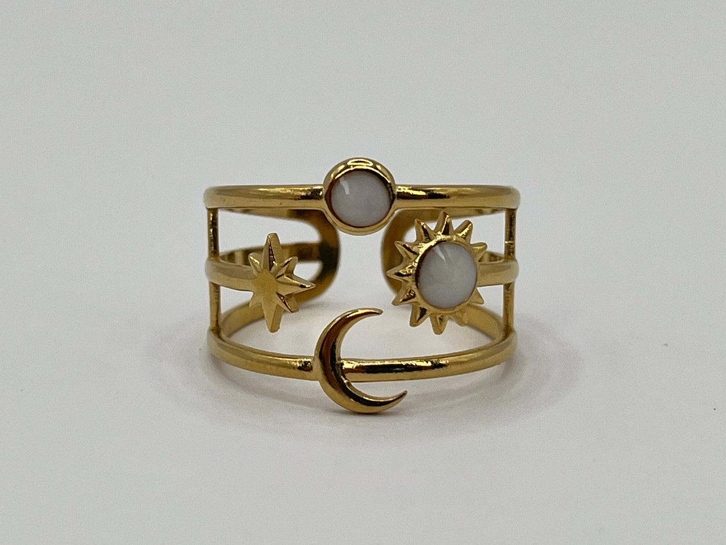 Découvrez la bague Soleil, Lune & Étoile avec pierre blanche : un bijou céleste élégant, symbolique et tendance pour illuminer votre style.