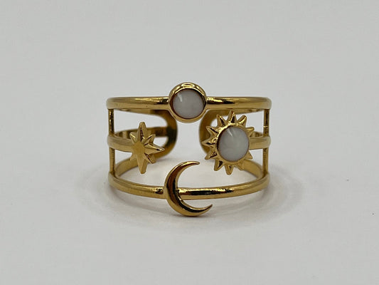 Découvrez la bague Soleil, Lune & Étoile avec pierre blanche : un bijou céleste élégant, symbolique et tendance pour illuminer votre style.