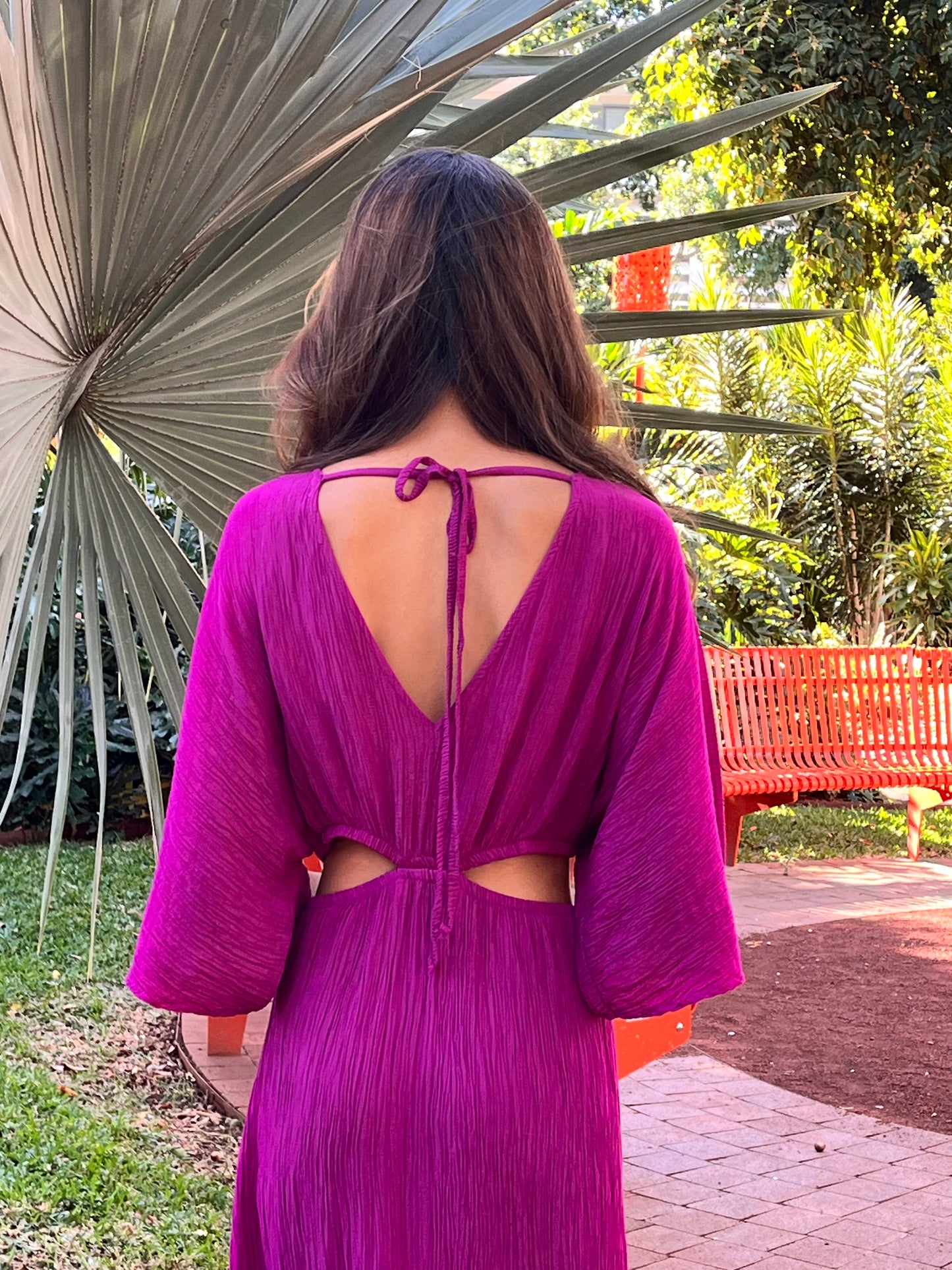 Robe Longue Fuchsia – Cut-Out Anneau Doré, Dos Nu Lacé & Manches Kimono | Émilie et ses Folies