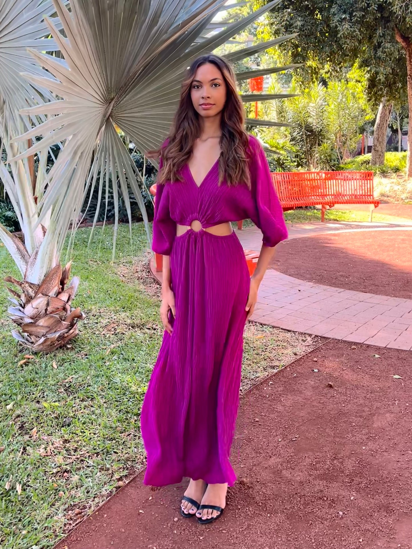 Robe Longue Fuchsia – Cut-Out Anneau Doré, Dos Nu Lacé & Manches Kimono | Émilie et ses Folies