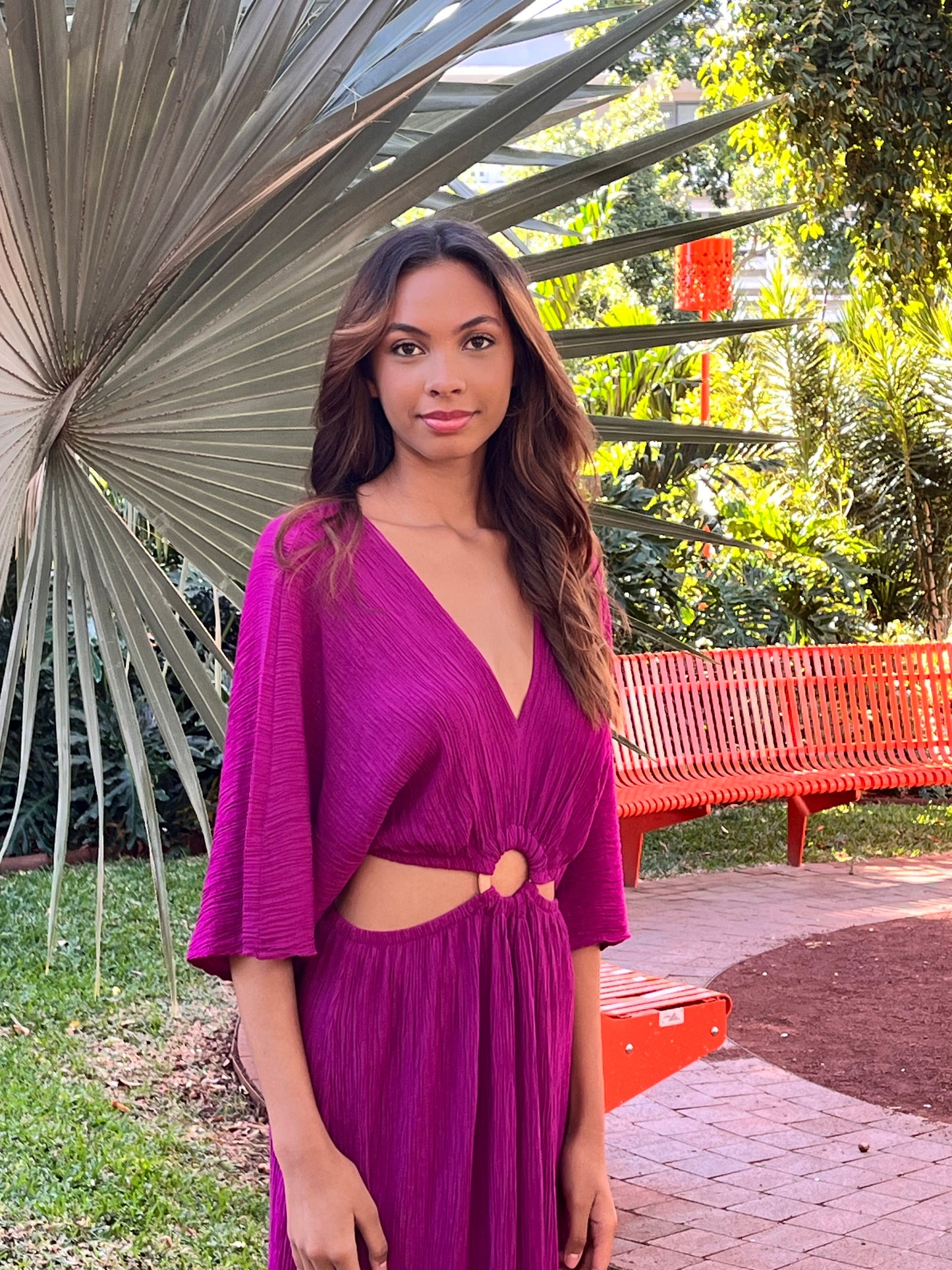 Robe Longue Fuchsia – Cut-Out Anneau Doré, Dos Nu Lacé & Manches Kimono | Émilie et ses Folies