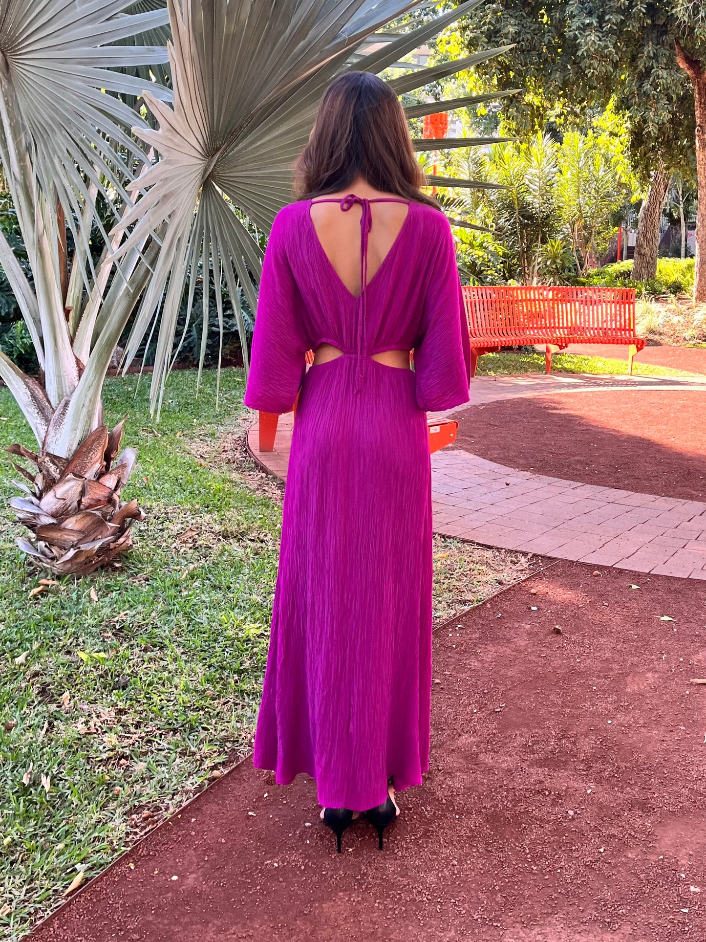 Robe Longue Fuchsia – Cut-Out Anneau Doré, Dos Nu Lacé & Manches Kimono | Émilie et ses Folies