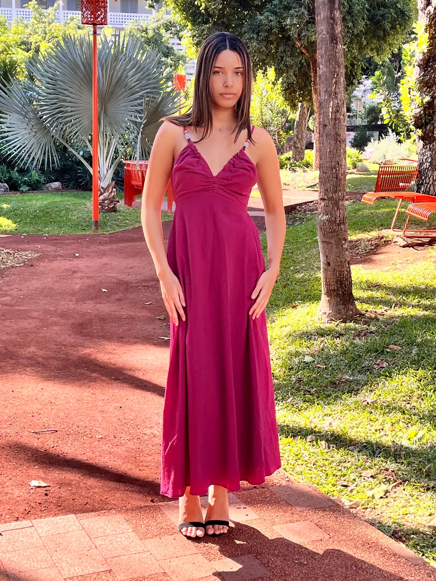 Robe Longue Prune – Col V Froncé, Bretelles Fines Perles & Coupe Évasée - Émilie et ses Folies