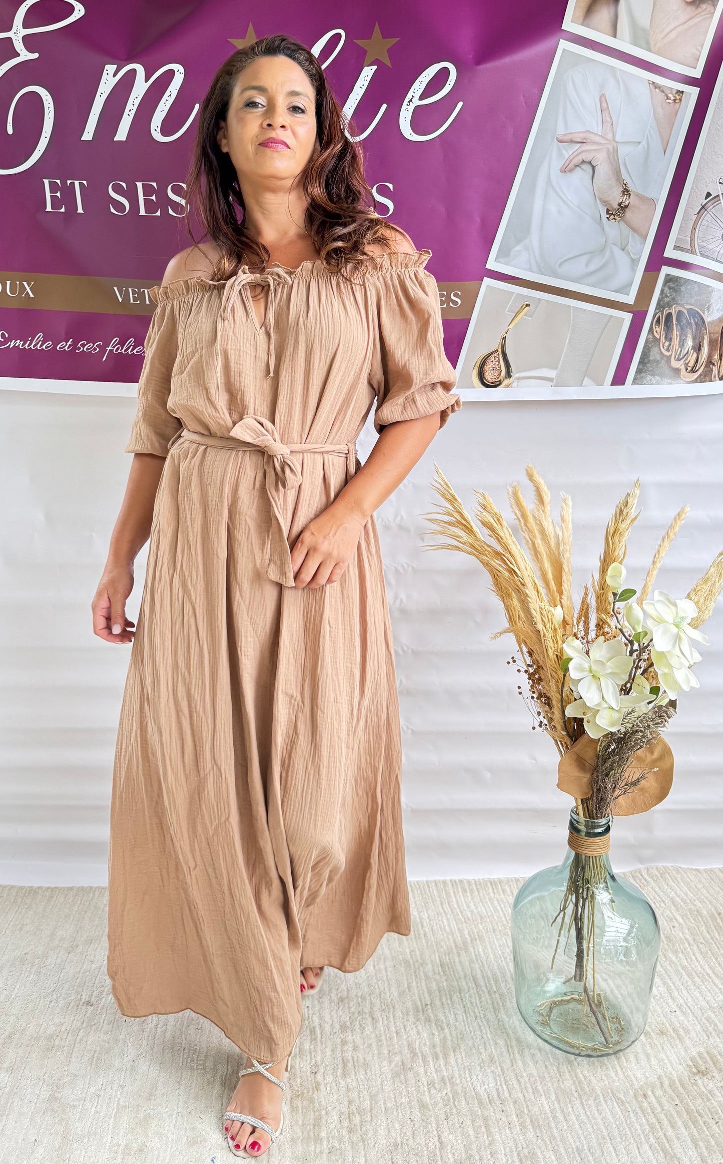 Robe en gaze de coton beige épaule dénudé col bardot avec lien 